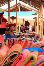 Mercado artesanal alto en color / Marché artisanal haut en couleurs